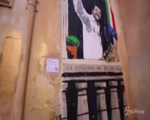 A Roma spunta un nuovo murales contro Salvini: "La dittatura del selfie"