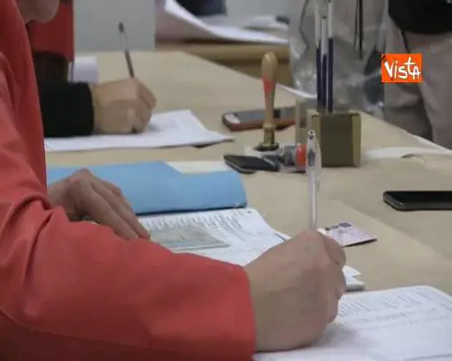 Il leader del Popolo della famiglia Adinolfi al voto con moglie e figlia