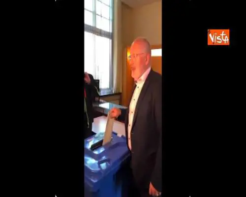  Europee, il candidato alla Commissione Ue Timmermans (S&D) al voto in Olanda 