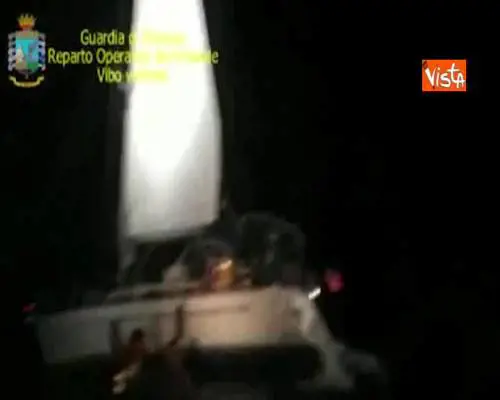  Migranti, altro sbarco a Crotone, soccorsi in 54 in barca a vela 