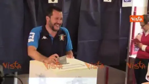 Elezioni, Salvini vota e una signora vuole dargli la scheda. Il ministro: "Ho già i miei problemi"