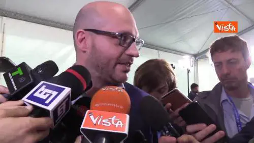 Il ministro Fontana mostra ai giornalisti il rosario: “Le cose che accadono arrivano dall’alto”