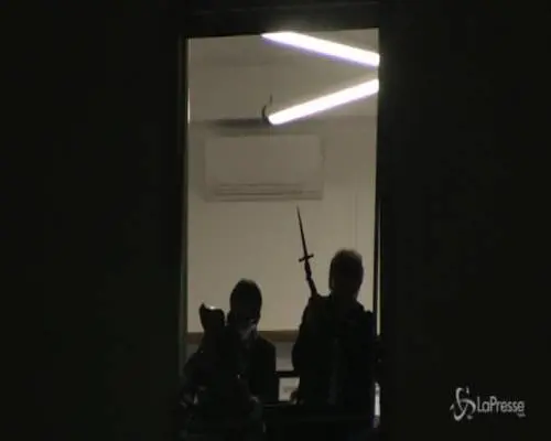 Lega, show alla finestra di Salvini: da Alberto da Giussano all'uovo di Pasqua del Milan