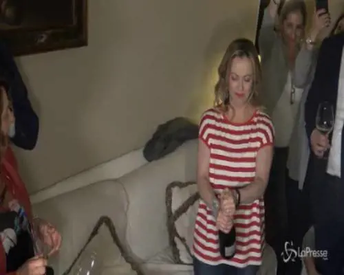 Europee, Meloni festeggia il risultato di Fratelli d'Italia con un brindisi