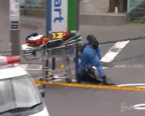 Tokyo, accoltella i passanti che aspettano il bus: morti e feriti