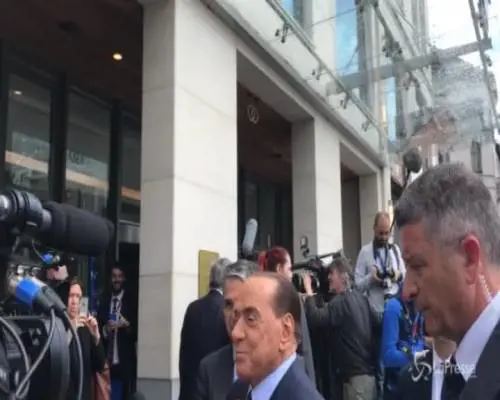 Berlusconi a Bruxelles: "Sempre stato in pista, vedrò Orban dopo"