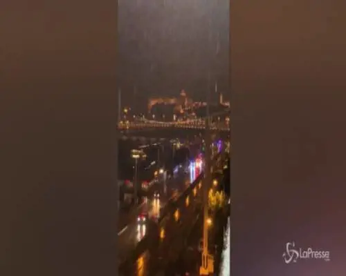 Budapest: affonda barca carica di turisti, almeno 7 morti nel Danubio