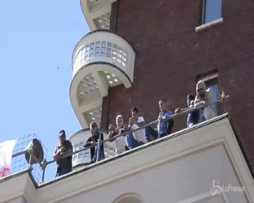 Torino: operai protestano sulla torre di piazza Castello