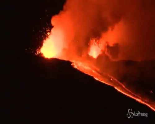 L'Etna torna a eruttare: le spettacolare immagini notturne