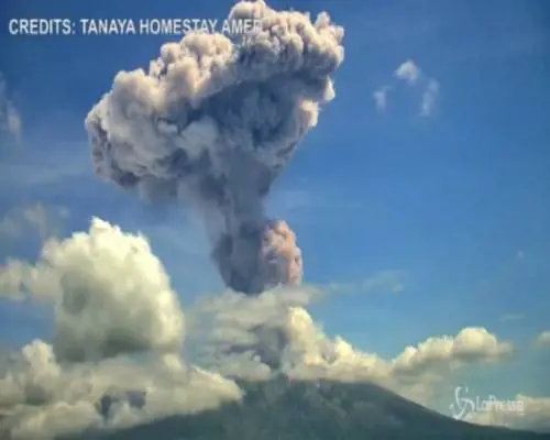 L'eruzione del vulcano Agung: fumo e cenere fino a 2mila metri
