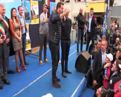 Pizza e rosario, Salvini sul palco di Aversa