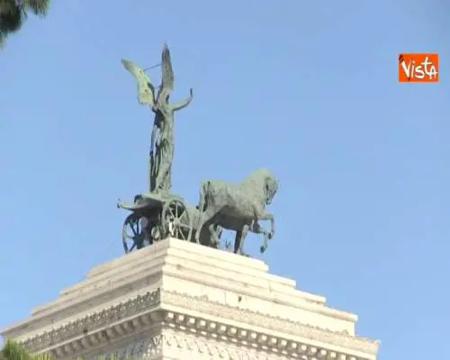 2 Giugno, un grande stendardo con lo stemma della Repubblica Italiana sul Colosseo