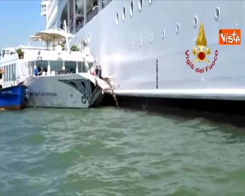 Scontro a Venezia fra nave da crociera e battello turistico le verifiche dei vvf dopo l'incidente