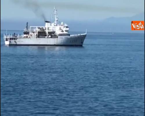 Migranti,  i 100 a bordo della nave della Marina Militare sbarcano a Genova