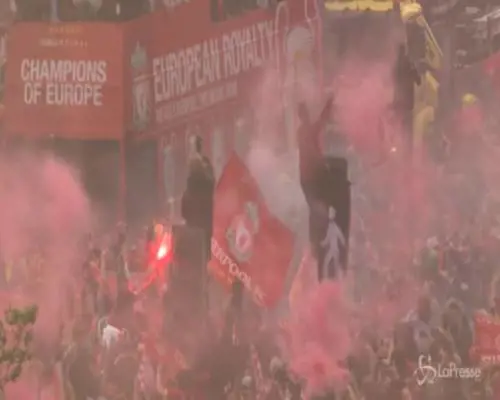 Liverpool in festa si tinge di rosso