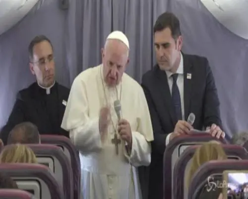 Papa: "Un politico non deve mai seminare odio e paura"