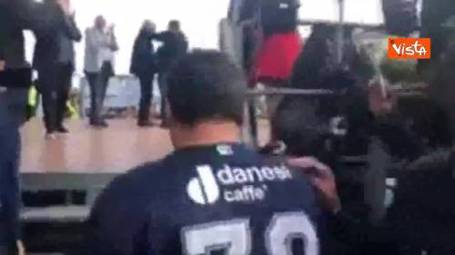 Bagno di folla per Salvini a Nettuno, il ministro fa un selfie sul palco 