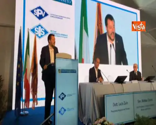 Salvini: "Mentre noi abbiamo dubbi su ciò che è da fare, gli altri corrono"