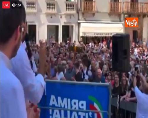  Spunta un pappagallo al comizio di Salvini, lui: “Portatelo in giunta, meglio di un assessore PD” 