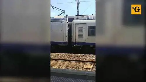 Migranti aggrappati tra due carrozze per espatriare clandestinamente in Francia