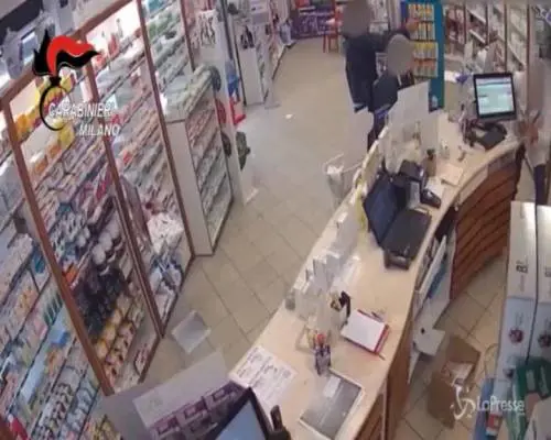 Milano, rapine con revolver in farmacie: arrestato 48enne