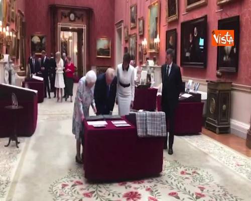 Trump e la First Lady Melania con la Regina Elisabetta a Buckingham Palace