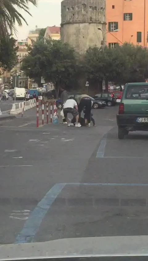 Lite tra stranieri e commenti xenofobi nel video bannato dai social