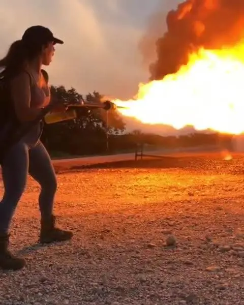 L'ex soldatessa istraeliana impugna le armi su Instagram