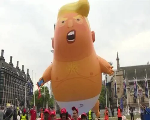 A Londra il fantoccio volante ha la faccia di Trump