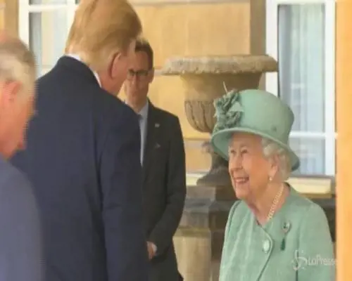 Trump e la Regina, il presidente Usa non rispetta il protocollo