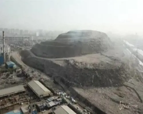 India, la montagna di rifiuti grande come 40 campi da calcio