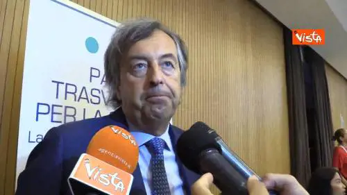 Burioni contestato in Statale dai No Vax, la replica: “Sono peggio dei fanatici”