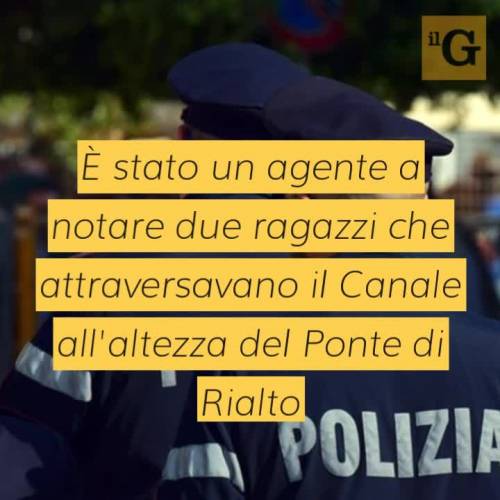 Venezia, nuotano nel Canal Grande: denunciati turisti americani 