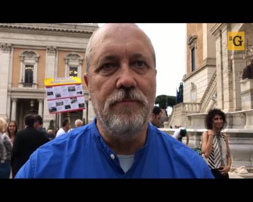 Rifiuti, buche e degrado, in Campidoglio torna la protesta anti-Raggi