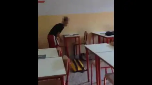 Gettano un banco dalla finestra per festeggiare la fine dell'anno scolastico