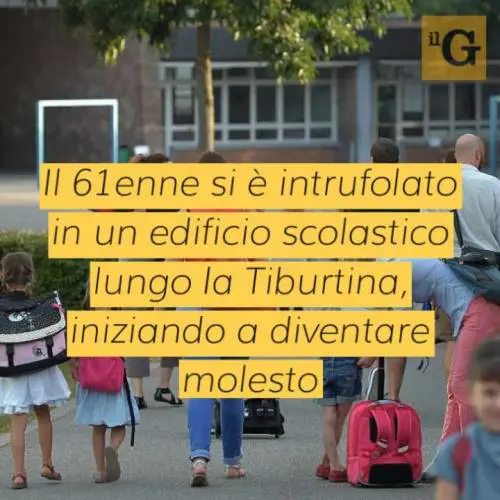 Clandestino entra a scuola e si denuda davanti ai bimbi