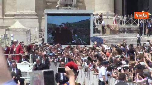 Bagno di folla tra i fedeli per Papa Francesco sulla Papa Mobile