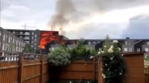 Londra, le fiamme avvolgono un palazzo