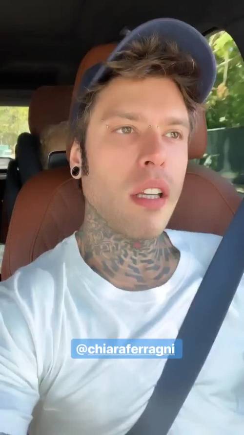 Fedez commenta la foto di Chiara Ferragni in topless