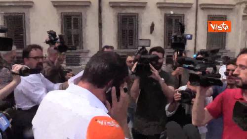 Salvini al telefono arriva a Palazzo Chigi per il Cdm: “Sto lavorando”