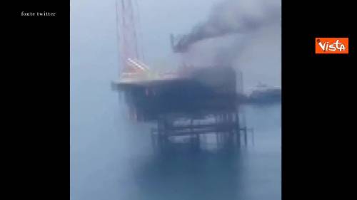 Petroliera in fiamme nel golfo dell'Oman 