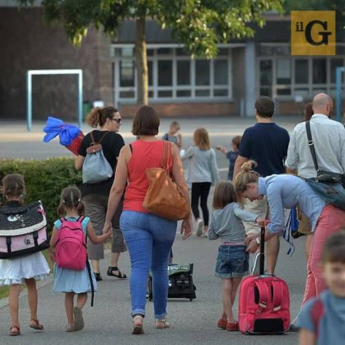 Straniero recidivo compie autoerotismo davanti ad asili, arrestato