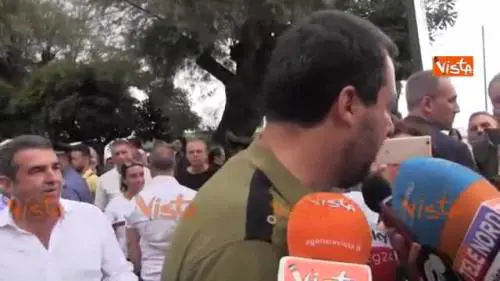 Sea Watch, Salvini litiga con giornalista: "Lei fa politica? Ai comizi del Pd non rispondo..."