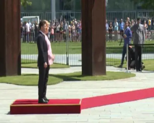 La Merkel trema durante la cerimonia