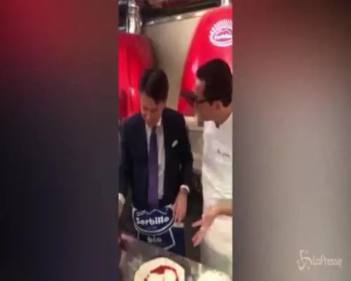 Napoli, Conte fa la pizza: "Metto poco olio, sono a dieta"