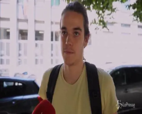 Maturità, il primo studente a uscire dal Volta di Milano: "La vera paura è l'orale"