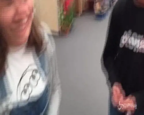 I ragazzi assaggiano il cibo del futuro: "I vermi non sanno di niente"