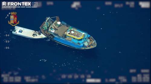 Blitz anti-scafisti: il video del trasbordo sul barchino