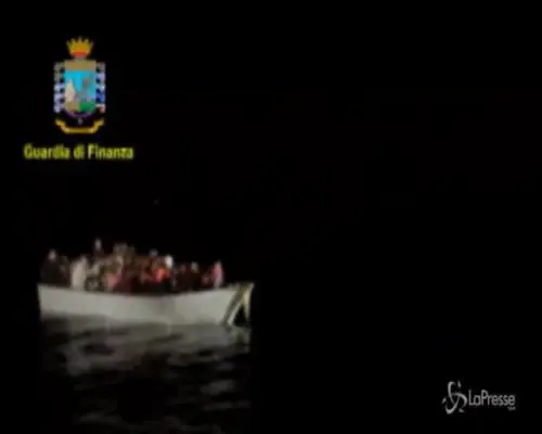 Palermo, la immagini della "nave madre" fermata al largo di Lampedusa