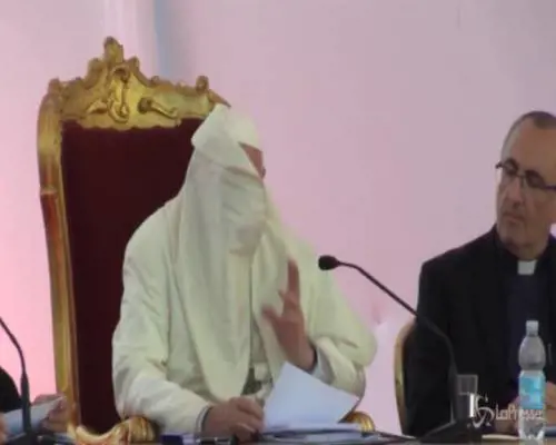 Napoli, il Papa disturbato dal vento